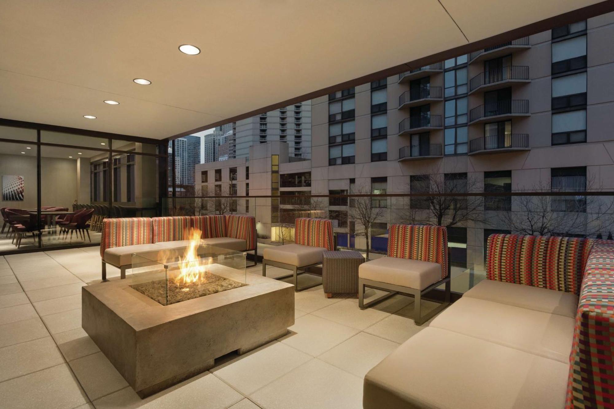 Home2 Suites By Hilton Chicago River North Экстерьер фото